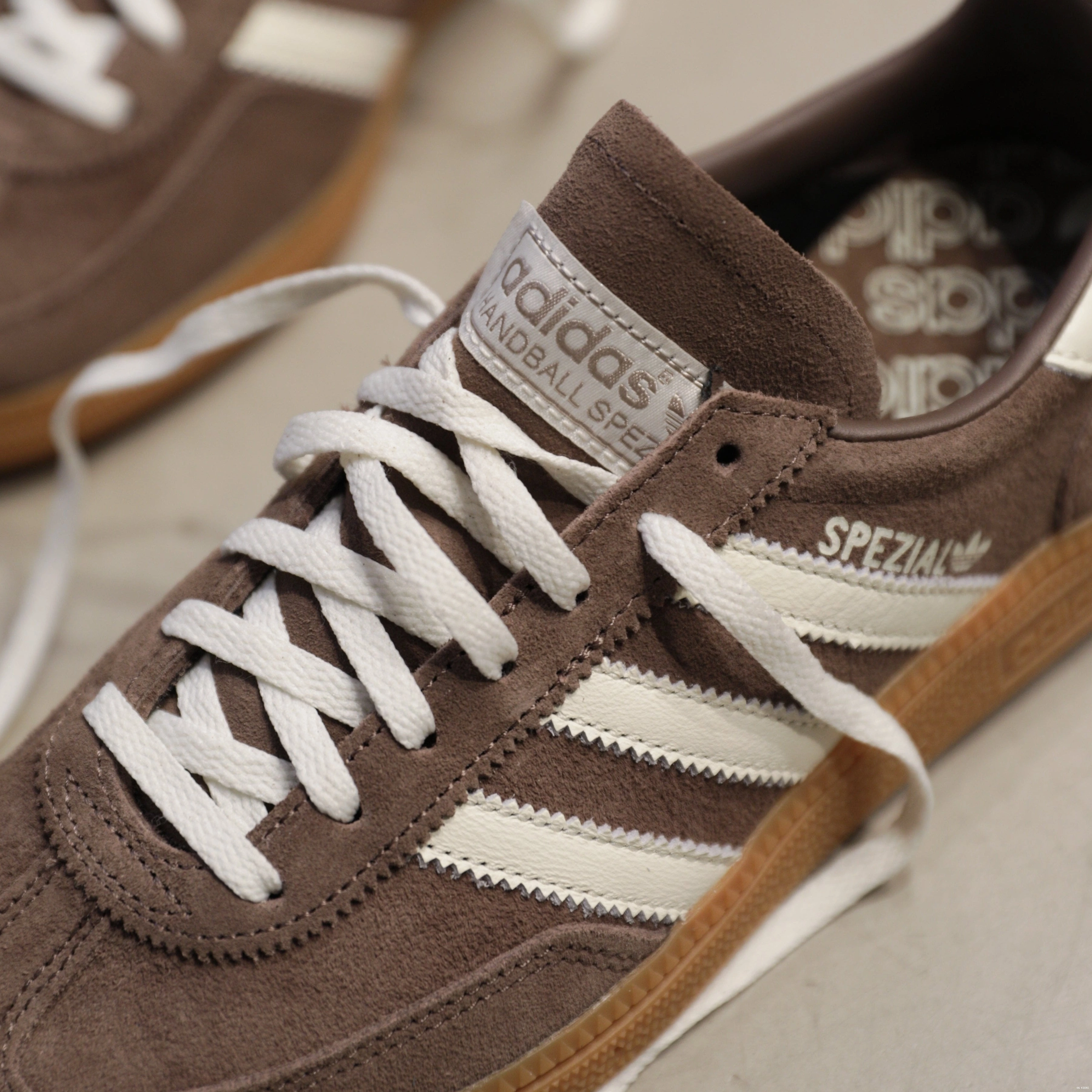 W Strata adidas Handball Earth Gum Spezial 0803